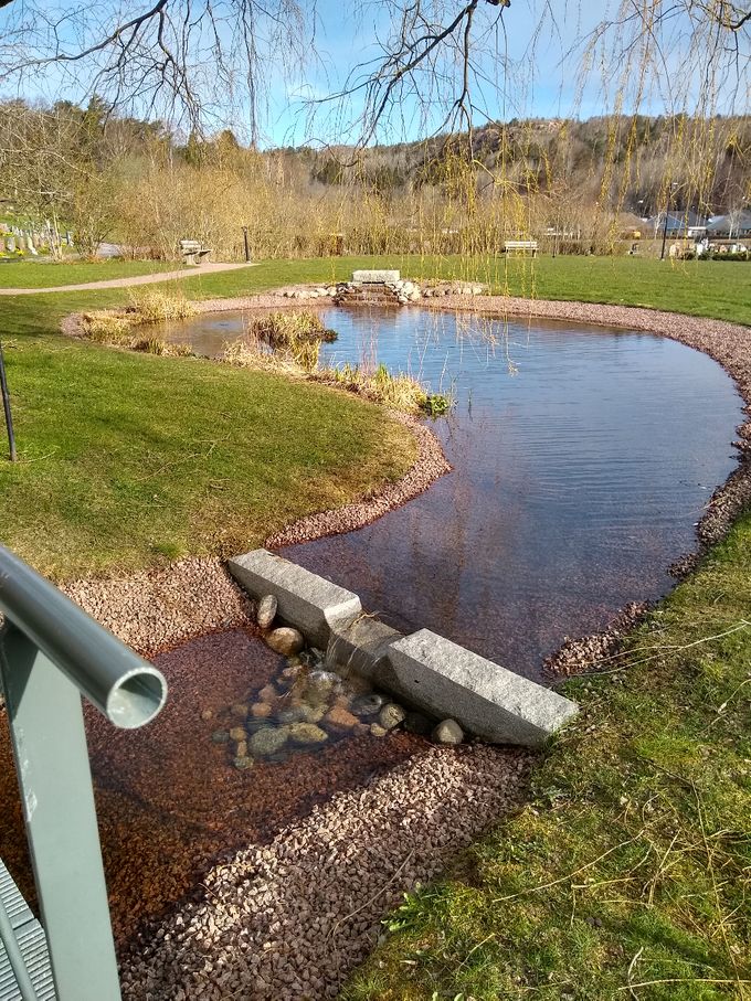 Som en Bro över Mörka Vatten ska, JAG BÄRA DIG..
Like a Bridge over Troubled Water,I SHALL CARRIE YOU.
Niinkuin Silta yli Synkän Virran,MINÄ KANNAN SINUT.